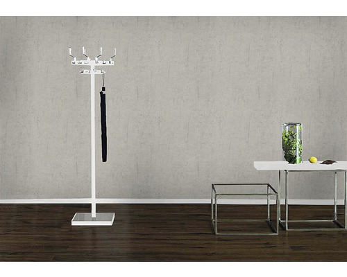 Klädhängare med paraply och sidobord i ett ljust rum