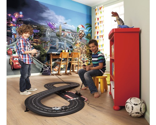 Barnrum med fototapet, racerbana och två pojkar som leker