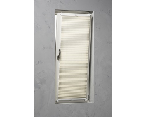 Plisségardin i fönsterramen för ljusreglering och insynsskydd.