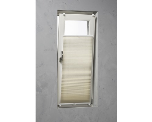 Plisségardin på fönstret för ljusreglering och insynsskydd