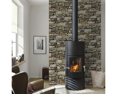 Vardagsrum med kamin och stenbeklädnad