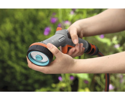 Person håller i ett Gardena multibrusmunstycke för vattning.