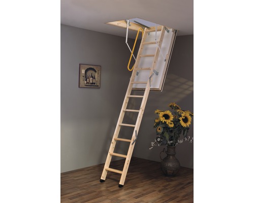 Utfälld vindstrappa i trä i ett rum