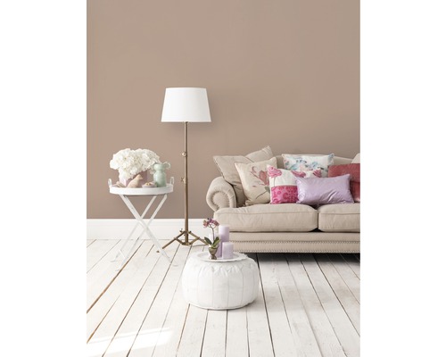 Vardagsrum med soffa, golvlampa och sidobord