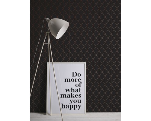 Miljöbild med grafisk tapet, golvlampa och inramat citat