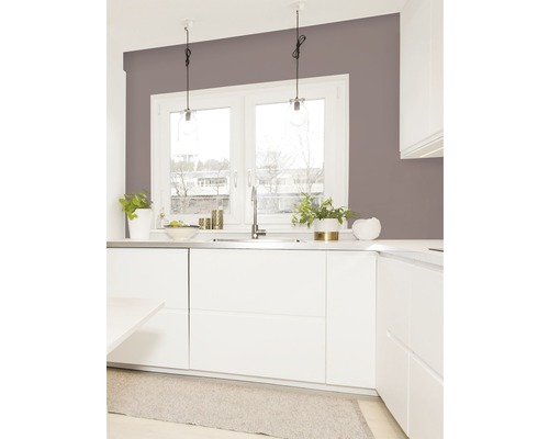 Ljust kök med vita skåp, bänkskiva, diskho och hänglampor