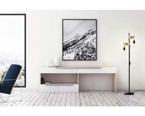 Interiör med golvlampa, byrå och fåtölj