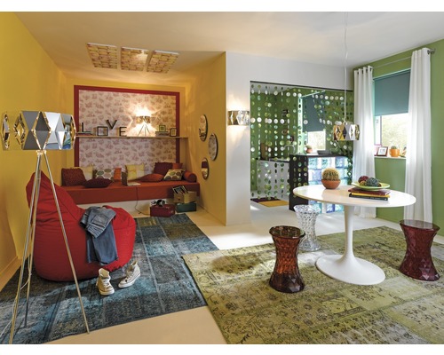 Dekorativt vardagsrum med sittsäck, matta och matbord