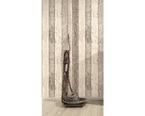 Dekorativ vägg med träpaneler och korgar på golvet.