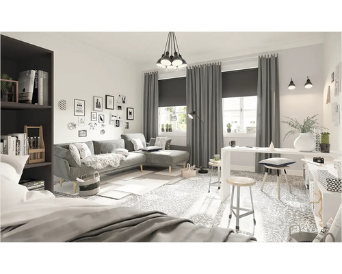 Vardagsrum med grå soffa, gardiner, skrivbord och dekorationsartiklar