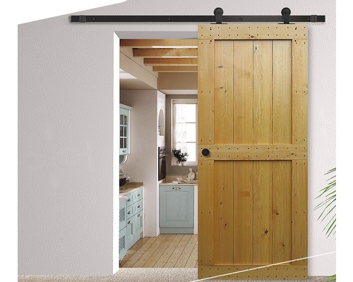 Skjutdörr i trä framför köksingången med skjutdörrssystem