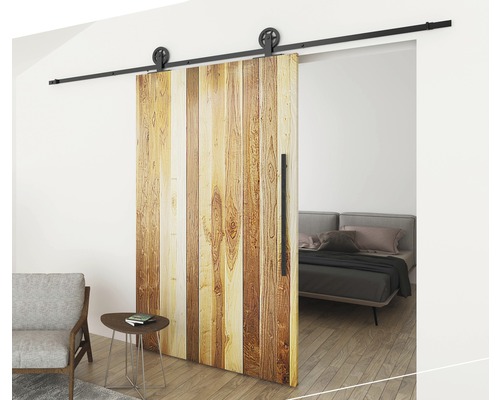 Skjutdörr med träpaneler och svart skena framför ett sovrum