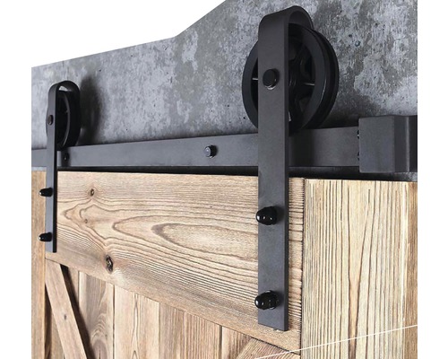 Detalj av skjutdörr med metallbeslag