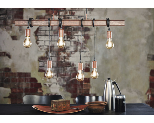 Taklampa med sex lampor ovanför ett matbord