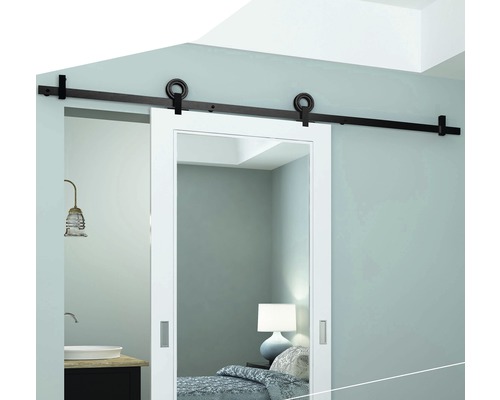 Skjutdörrsystem med beslag och skena för väggmontage