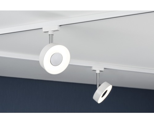 Två runda LED-spotlights på ett skensystem i taket.