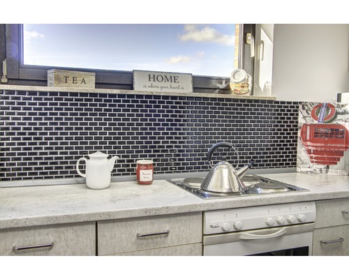 Köksscen med mosaikplattor, tekanna och kokplatta