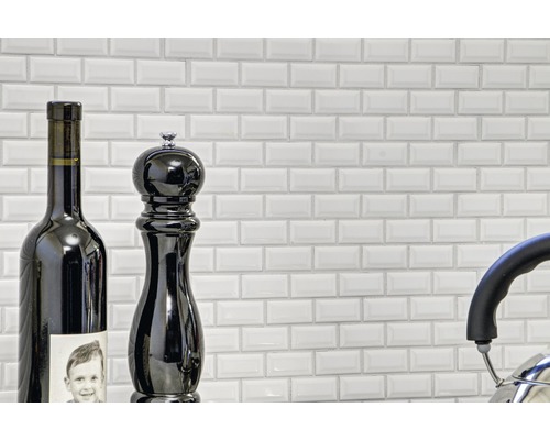 Ljusa, rektangulära plattor i köket