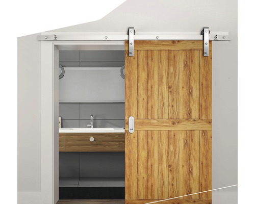 Skjutdörr i trä med beslag i badrumsmiljö