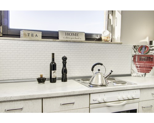 Köksscen med kakelvägg, spis och dekoration