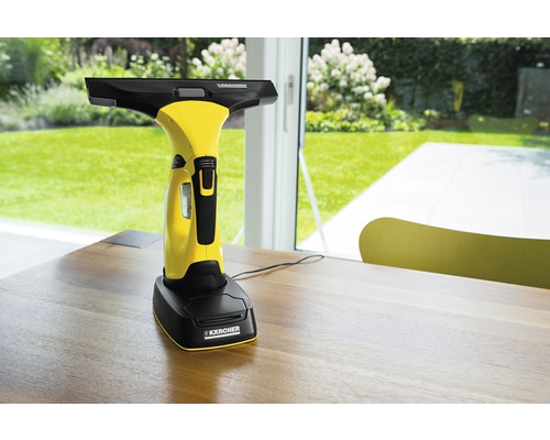 Kärcher fönsterskrapa på laddstation på ett bord