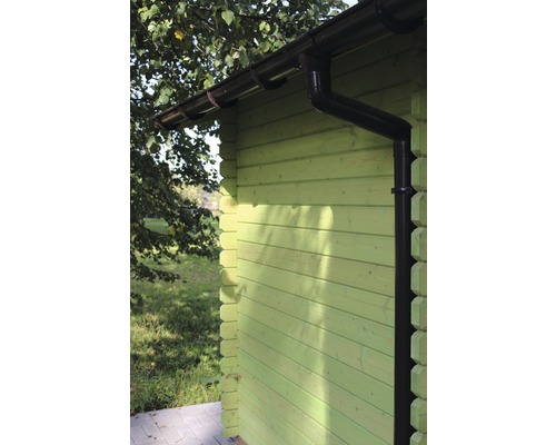 Utsida av ett trähus med takränna