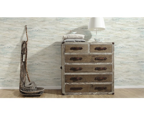 Byrå i rum med dekorationer och mönstrad tapet