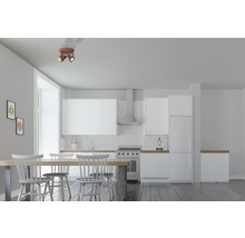 Ljust kök med matbord och takspotlight med tre lampor