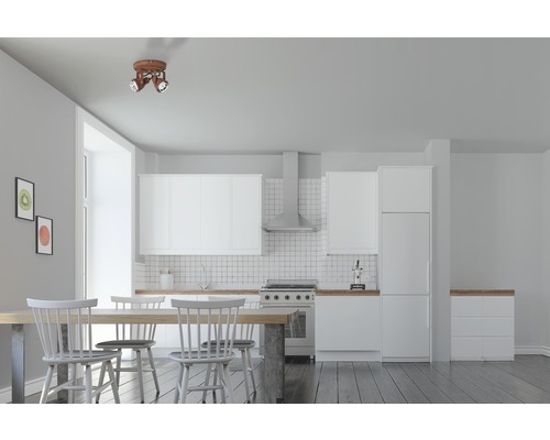 Ljust kök med matbord och takspotlight med tre lampor