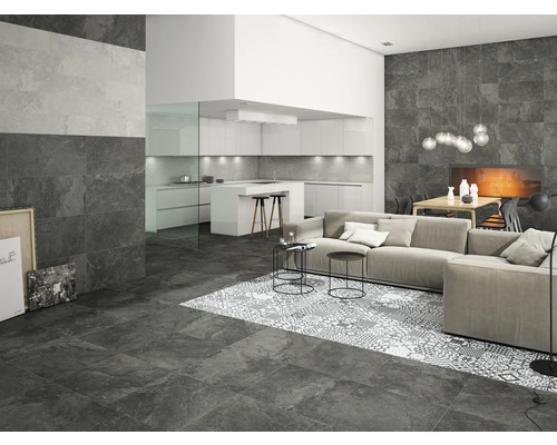 Vardagsrum med soffa, matbord och kök med golv- och väggplattor i stenimitation
