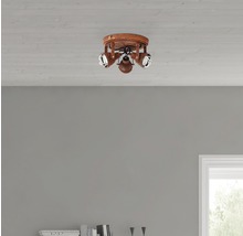 Taklampa med tre spotlights i ett vardagsrum.