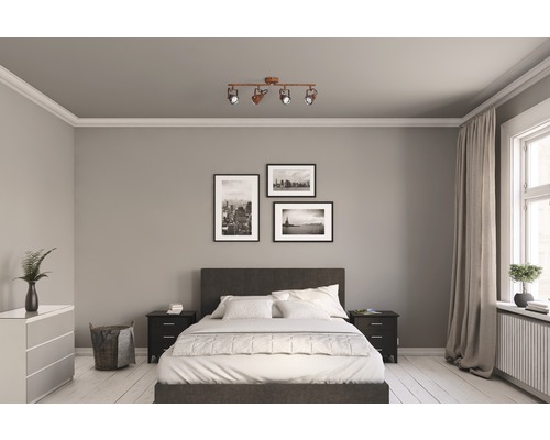 Sovrum med taklampa med fyra spotlights