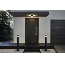 Entré med ytterdörr, utomhusbelysning och modern design