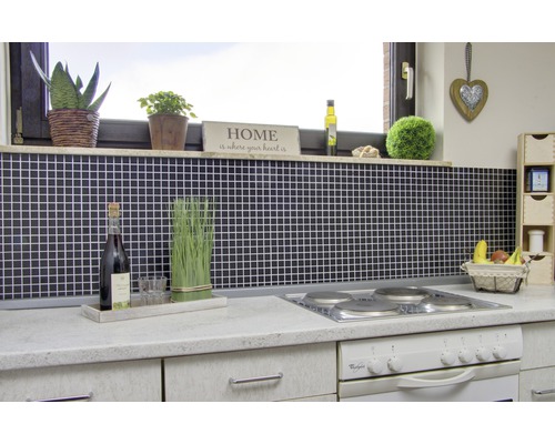 Köksscen med mosaikvägg, dekorationer och köksapparater