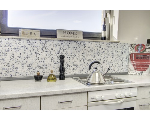 Köksscen med mosaikplattor, kokplatta, vattenkokare och köksredskap