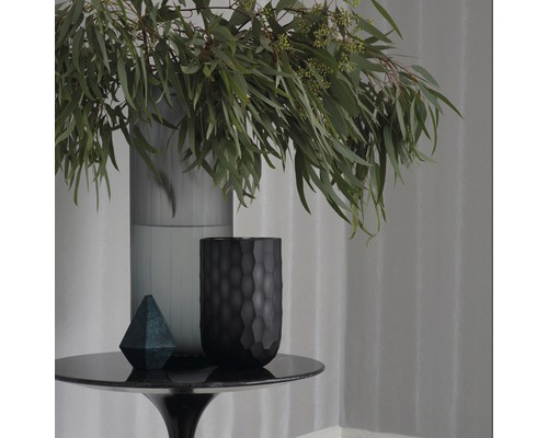 Dekorativ scen med vaser, bord och växter för interiörer.