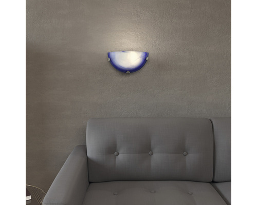 Halvrund vägglampa i glas ovanför en soffa