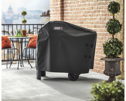 Täckt grill på en terrass med Weber Logo