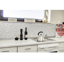 Köksscen med mosaikplattor, spis och dekorationsartiklar