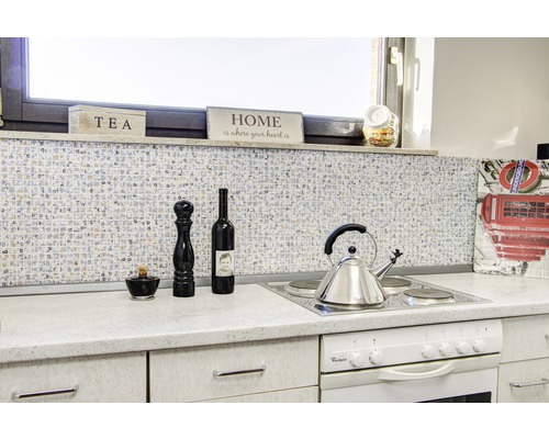 Köksscen med mosaikplattor, spis och dekorationsartiklar