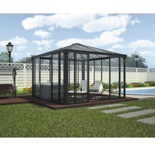 Paviljong med bubbelpool, stolar och bord i trädgården