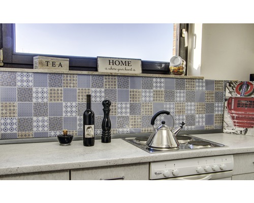 Köksscen med kakel, spishäll och köksredskap