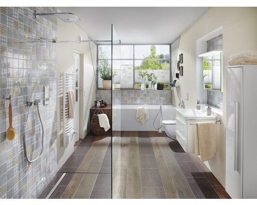 Badrum med dusch, badkar, handfat och toalett i ljus design