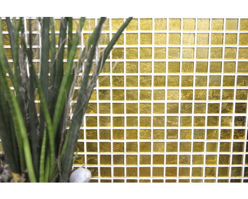 Guldfärgad mosaikplattor med växter