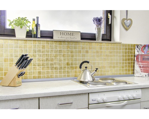 Köksscen med mosaikplattor, spis och köksredskap