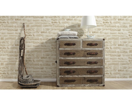 Byrå med sex lådor, lampa och dekorativa korgar framför en tegelvägg