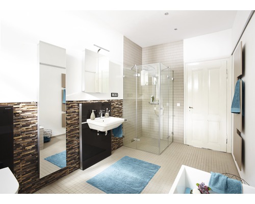 Ljust badrum med dusch, handfat och spegel