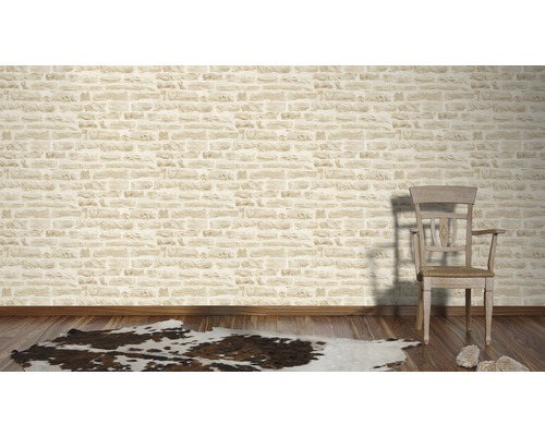 Vardagsrum med mönstrad tapet i stenutseende, trägolv och fåtölj