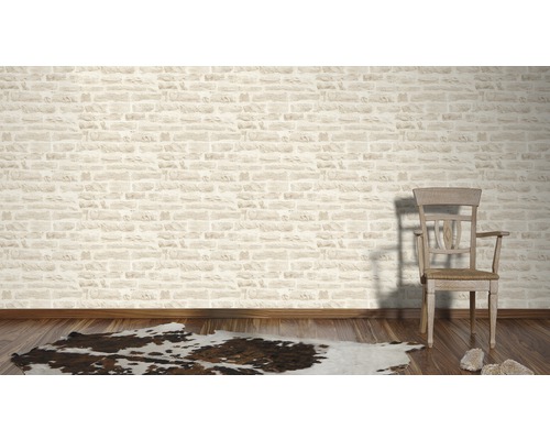 Vardagsrum med murverkstapet, trästol och matta