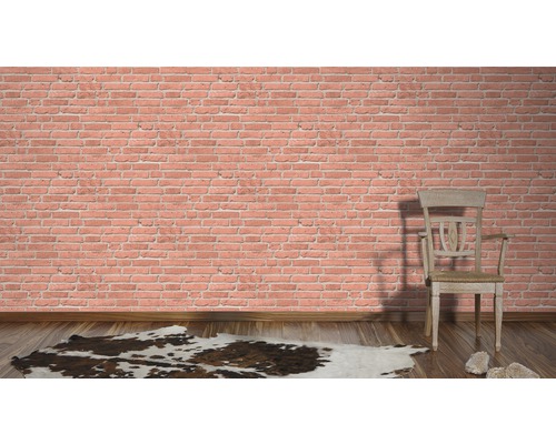 Rum med tegelvägg, trägolv, kohudmatta och trästol